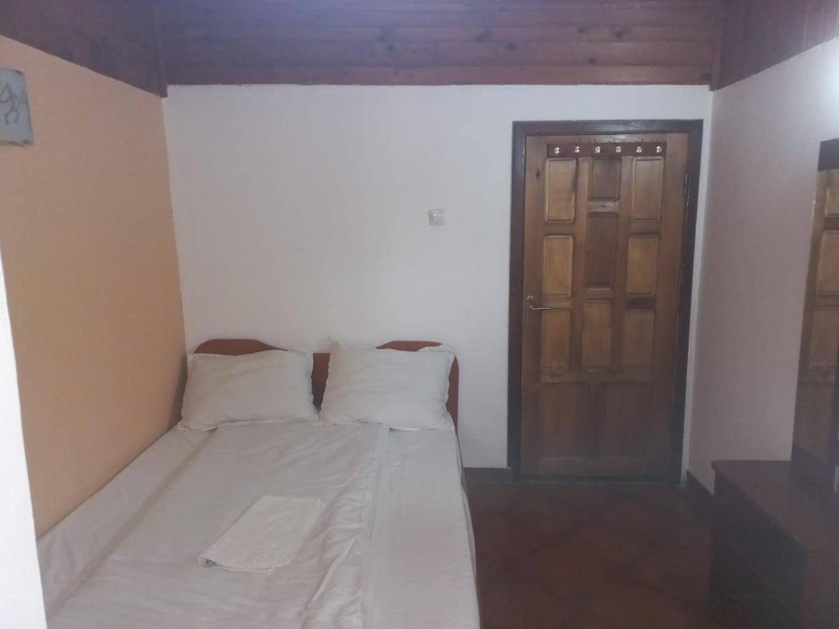 Double Room With Private Bathroom By Osteria Constantino Targoviste Esterno foto