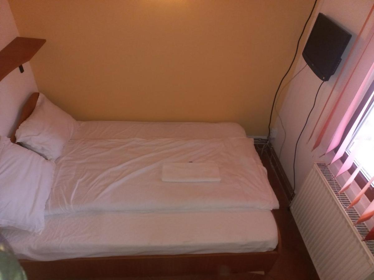 Double Room With Private Bathroom By Osteria Constantino Targoviste Esterno foto