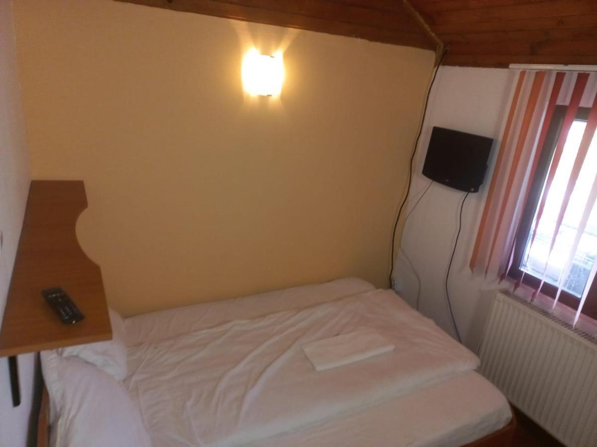 Double Room With Private Bathroom By Osteria Constantino Targoviste Esterno foto